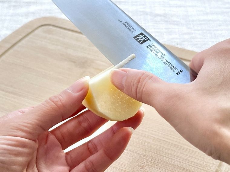 じゃがいもをめんどりしている様子