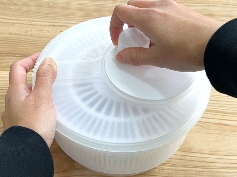 サラダスピナーを回している様子