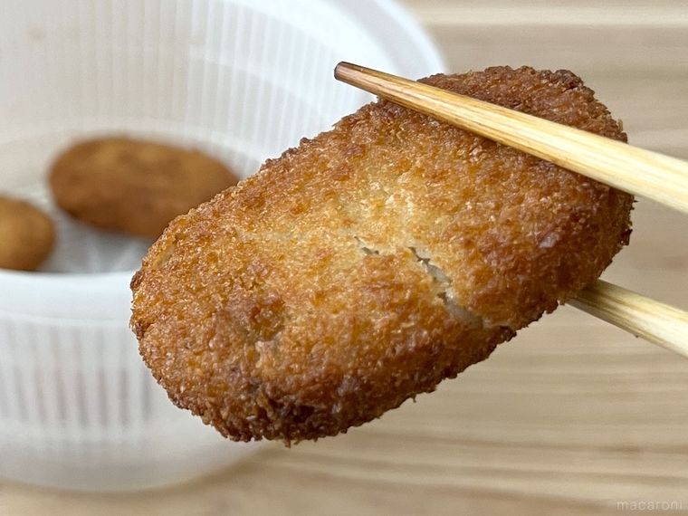 コロッケを箸で持ち上げている様子