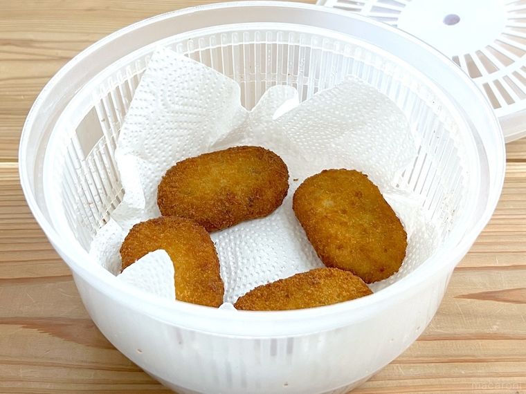 サラダスピナーにコロッケを入れた様子