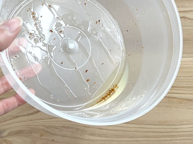 サラダスピナーに油が溜まっている様子