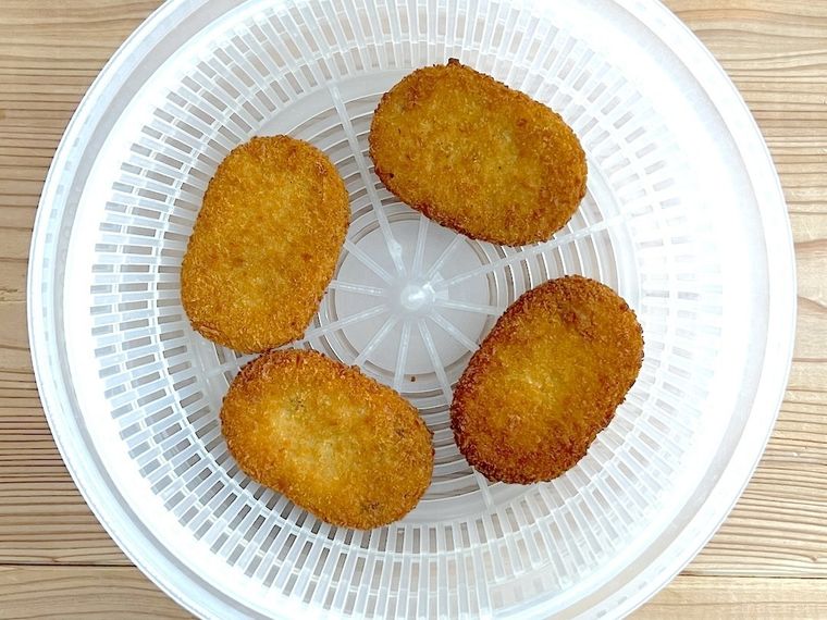 サラダスピナーにコロッケを入れた様子