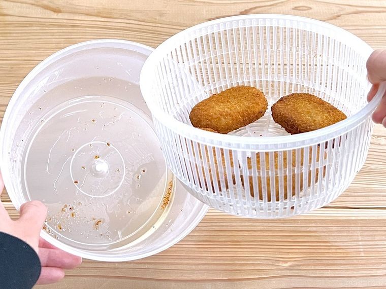サラダスピナーでコロッケの油を切った様子