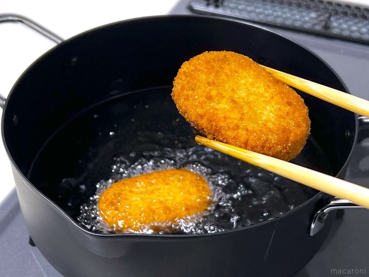 コロッケを揚げている様子