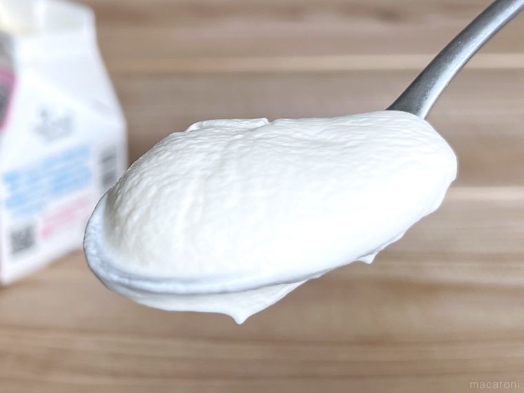 ホイップクリームをスプーンですくった様子