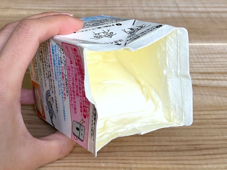 生クリームのパックを手で持っている様子