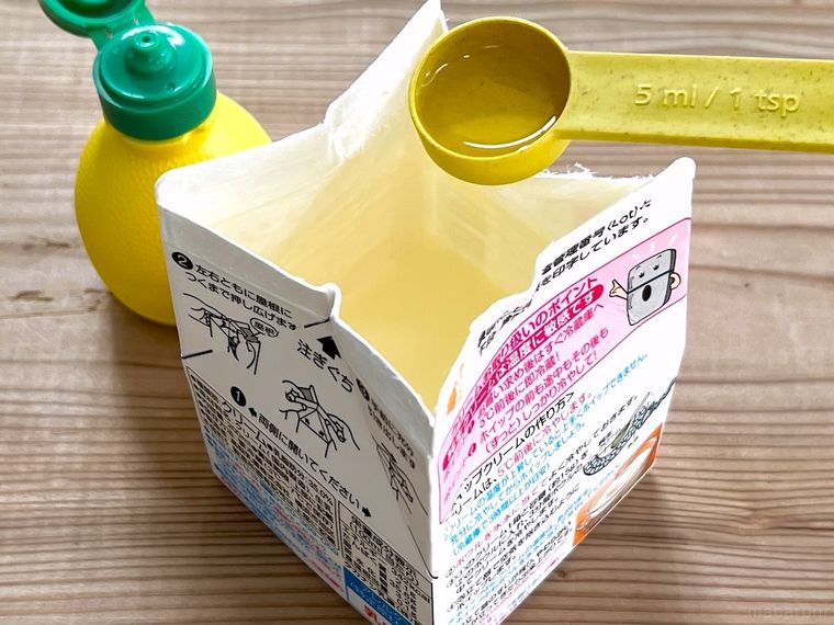 生クリームのパックにレモン汁を入れている様子