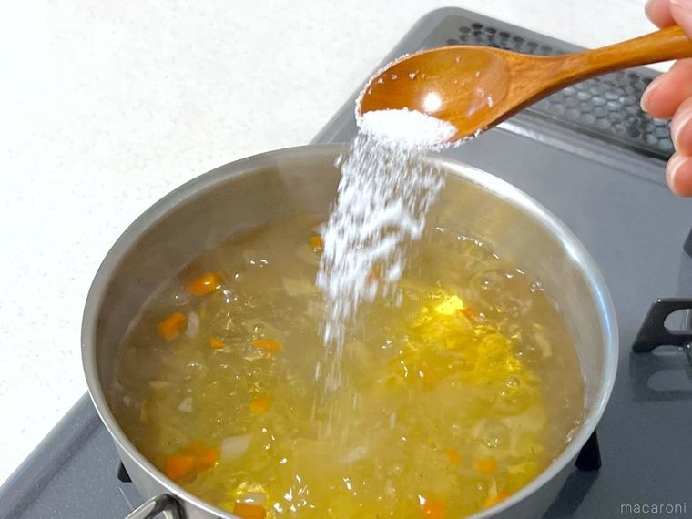 スープに塩を入れている様子