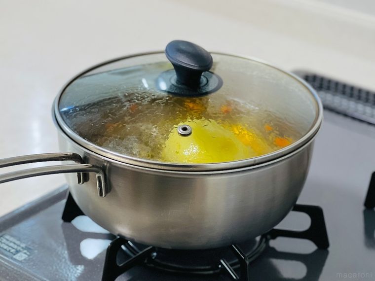 じゃがいもを煮込んでいる様子