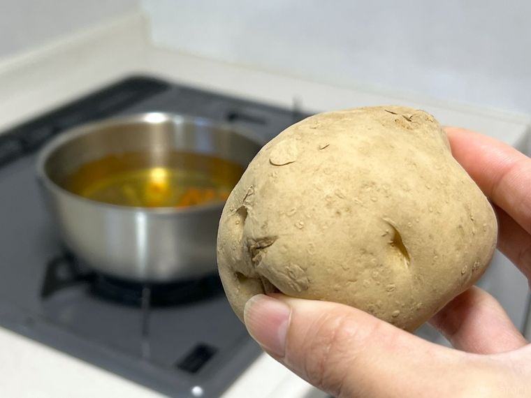 じゃがいもを手で持っている様子