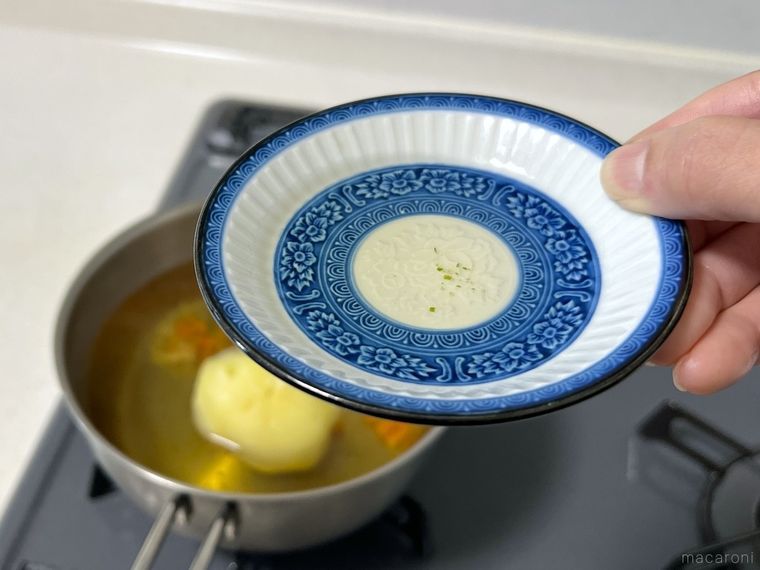 小皿にスープをよそった様子