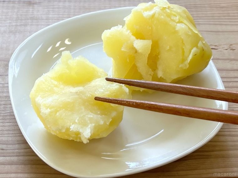 煮たじゃがいもを箸で割った様子