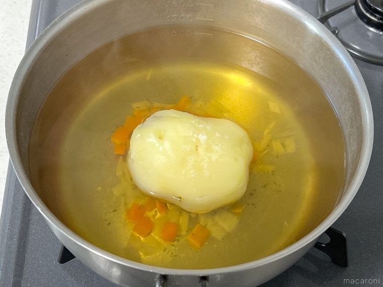 じゃがいもがまるごと入ったスープ