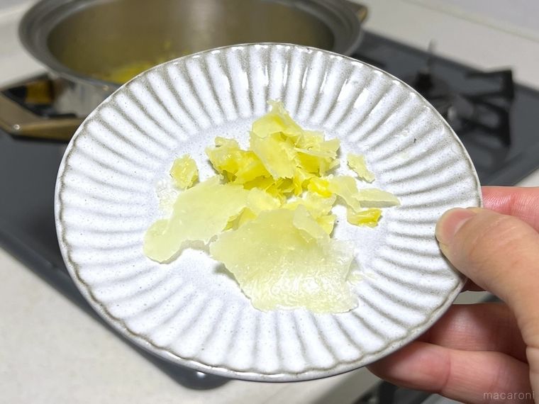 皿の上に脂の塊がのっている様子