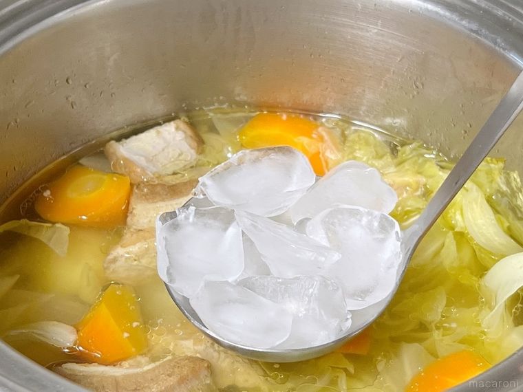 氷をのせたお玉でポトフの表面をなでている様子