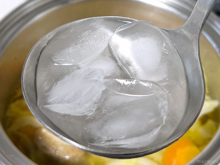 お玉にのせた氷が溶けている様子