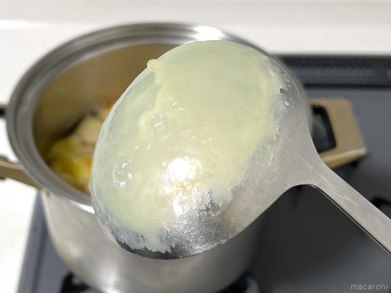 お玉の底に脂がこびりついた様子
