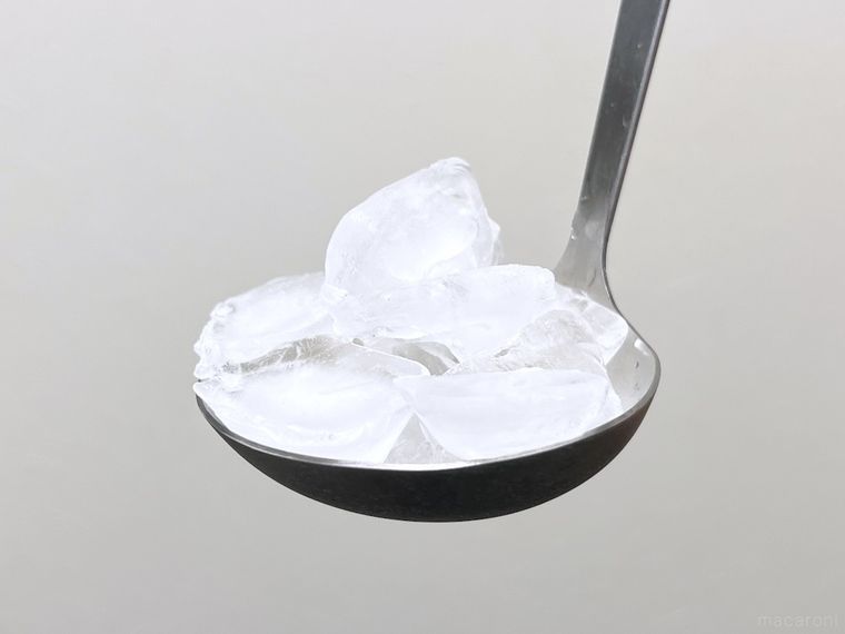 お玉に氷をのせた様子