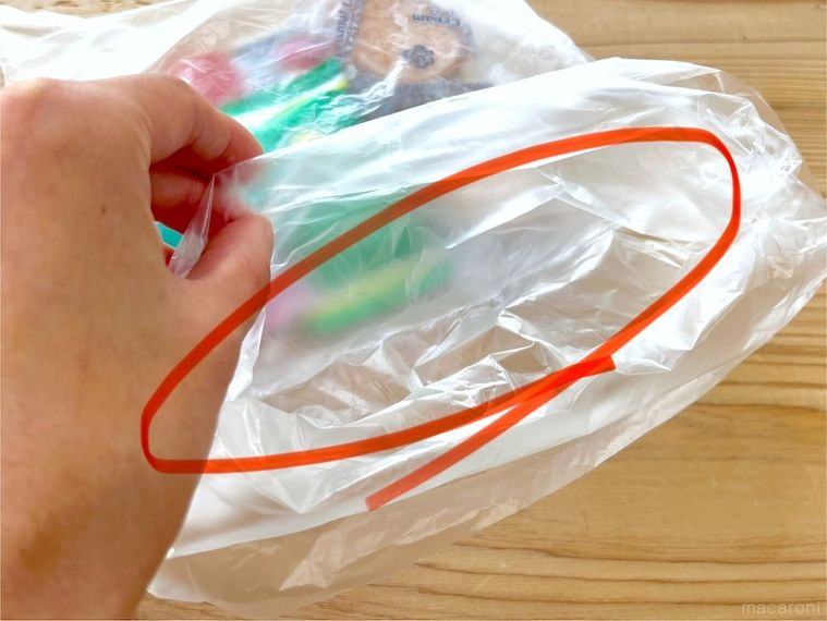 ポリ袋を開こうとしている様子