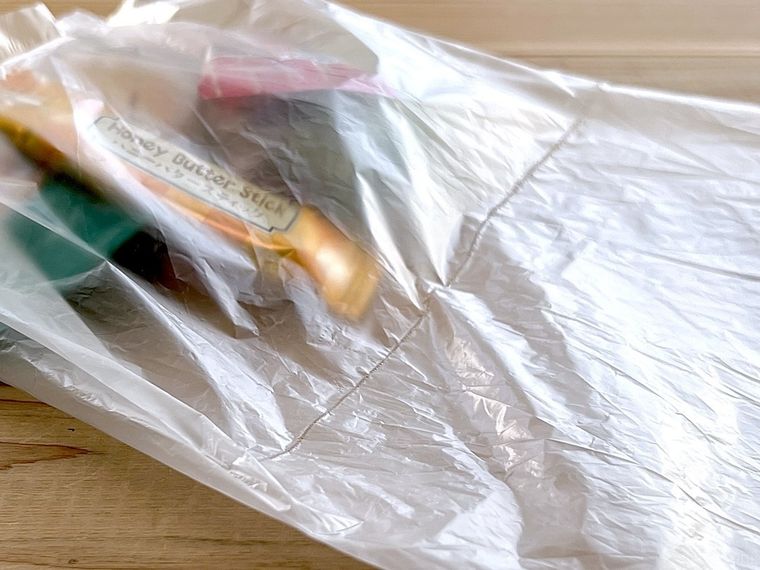 ポリ袋に爪で線を付けた様子