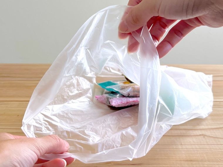 ポリ袋を開けている様子