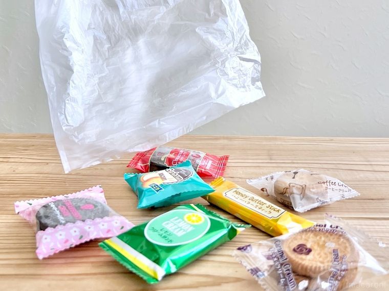 ポリ袋からお菓子がこぼれた様子