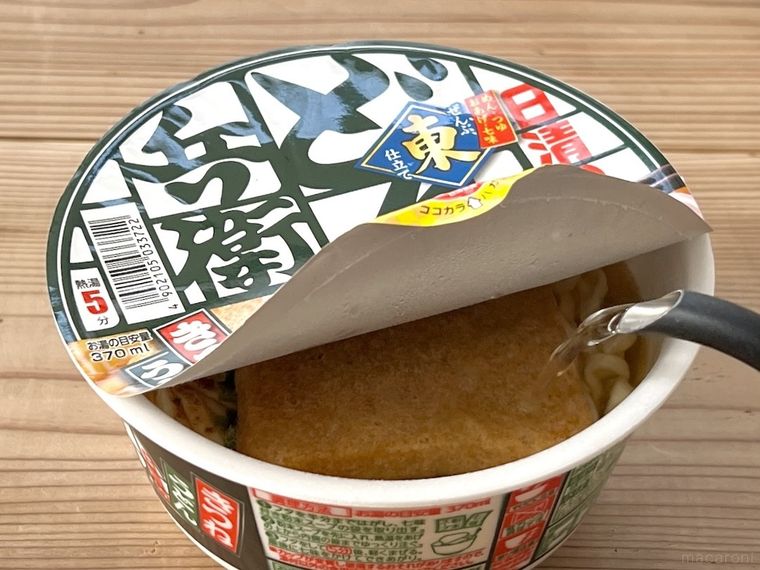 日清のどん兵衛 きつねうどんにお湯をそそいでいる様子