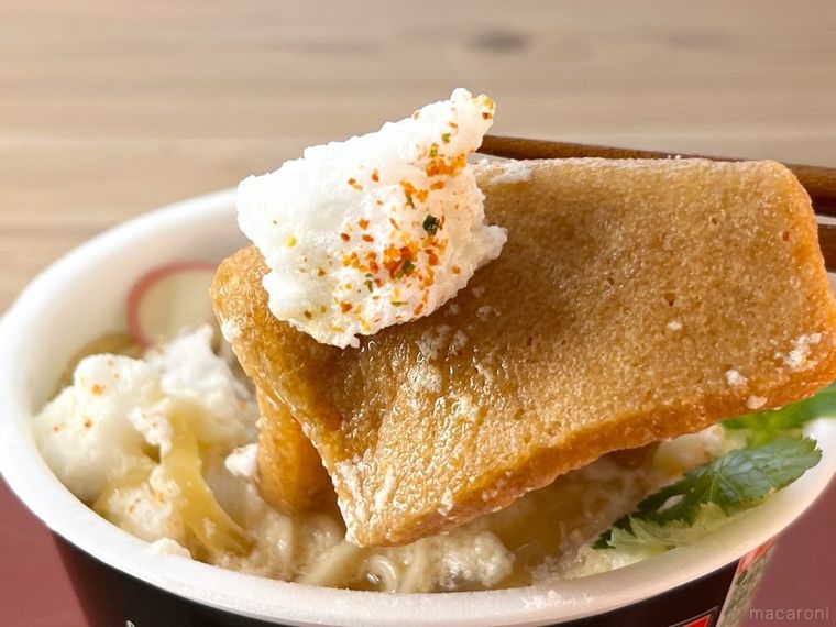 とろふわ 親子どん兵衛の油揚げを箸で持ち上げている様子