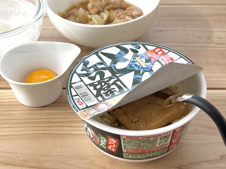 日清のどん兵衛 きつねうどんにお湯をそそいでいる様子