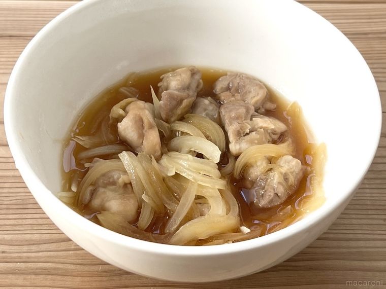鶏肉、玉ねぎ、めんつゆを電子レンジで加熱した様子