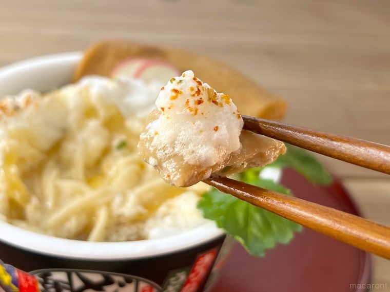 とろふわ 親子どん兵衛の鶏肉を箸で持ち上げている様子