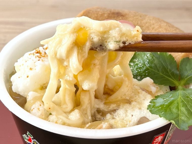 とろふわ 親子どん兵衛の麺を箸で持ち上げている様子