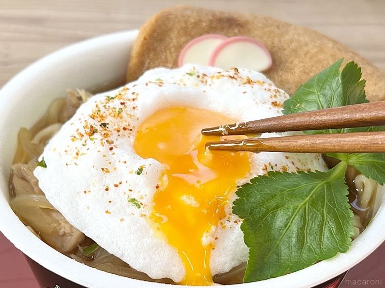 とろふわ 親子どん兵衛の卵黄を箸でつついている様子