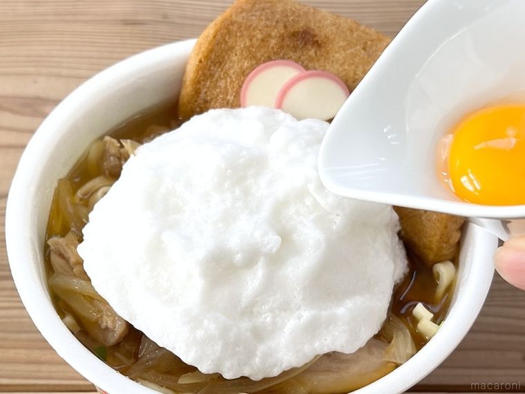 日清のどん兵衛 きつねうどんにメレンゲをのせた様子