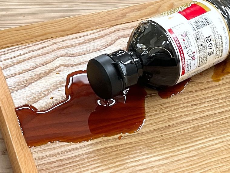 倒れたしょうゆボトル