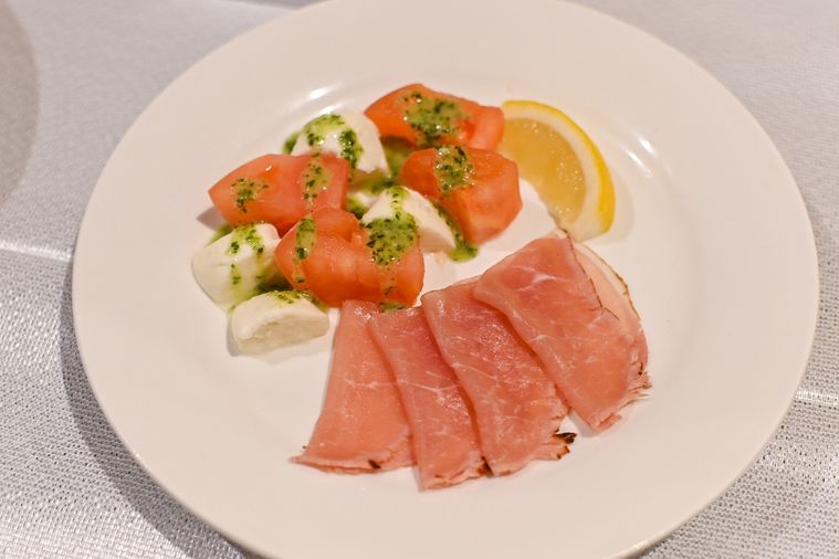 生ハムとカプレーゼのアップ