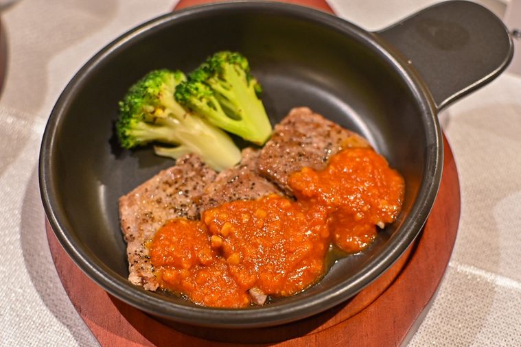 カットステーキのアップ