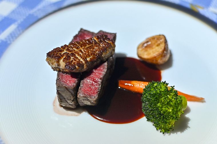 フォアグラがのったステーキ