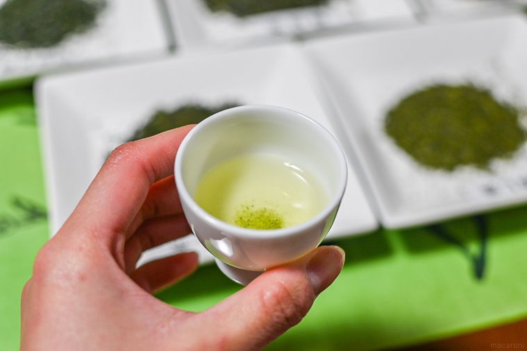 お茶を持っているところ