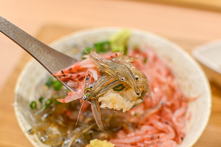 生しらすと生桜えびをスプーンですくっているところ