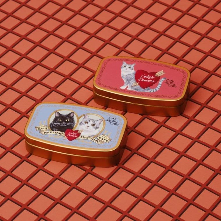 TEA缶レッド・ブルーが並んでいる様子