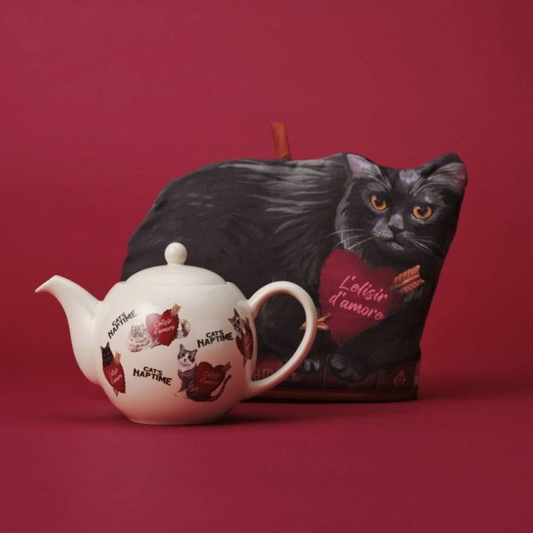 ティーコージーとポットが並んでいる様子