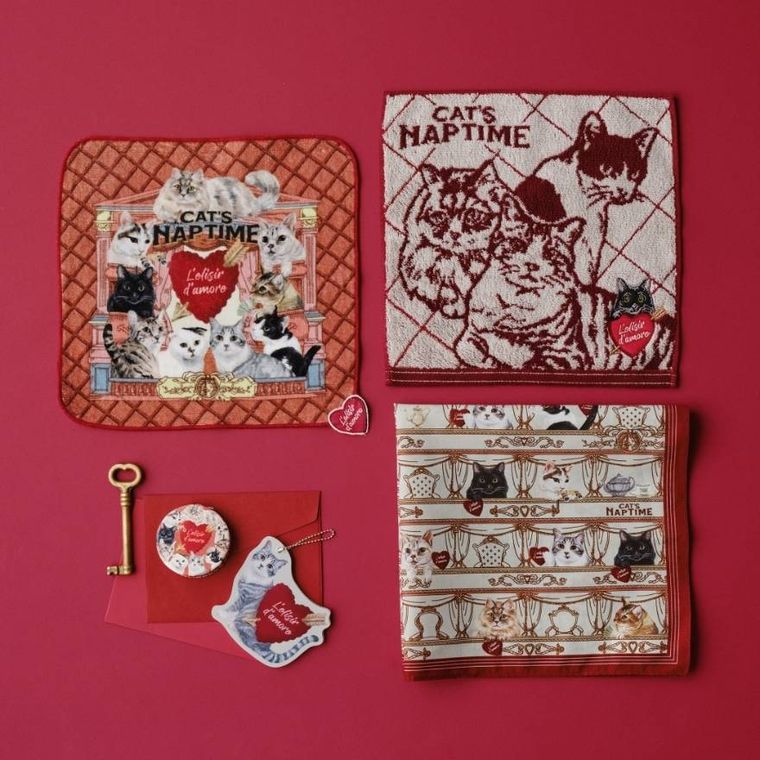 プリントミニタオルやミニミラーなどが並んでいる様子