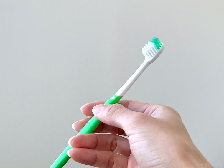 歯ブラシを手で持っている様子