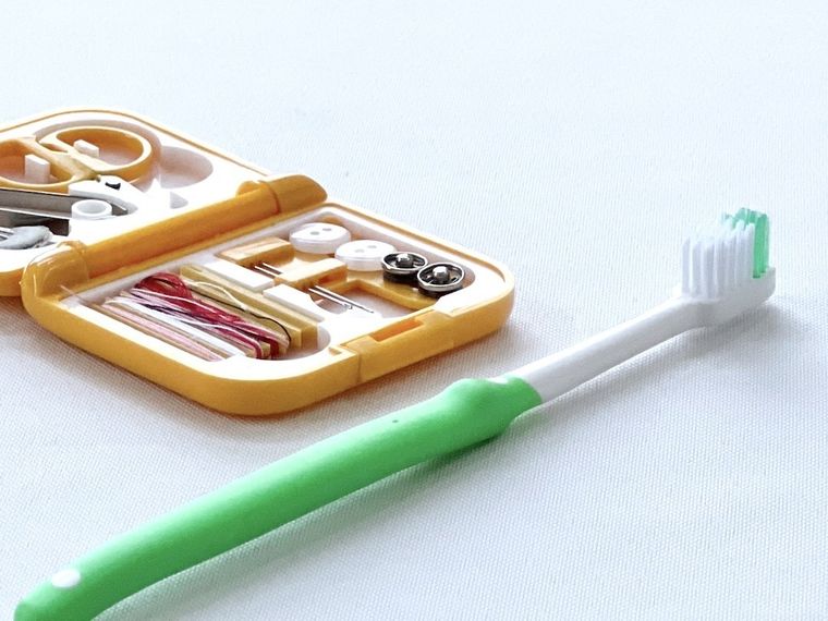 歯ブラシと裁縫セット