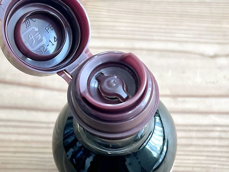 瓶の口に引き手をはめた様子