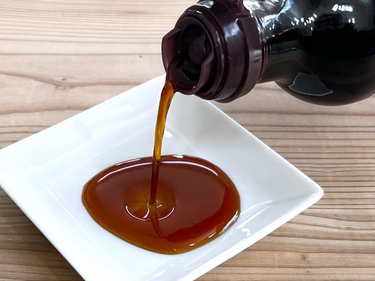 小皿にしょうゆをそそいでいる様子