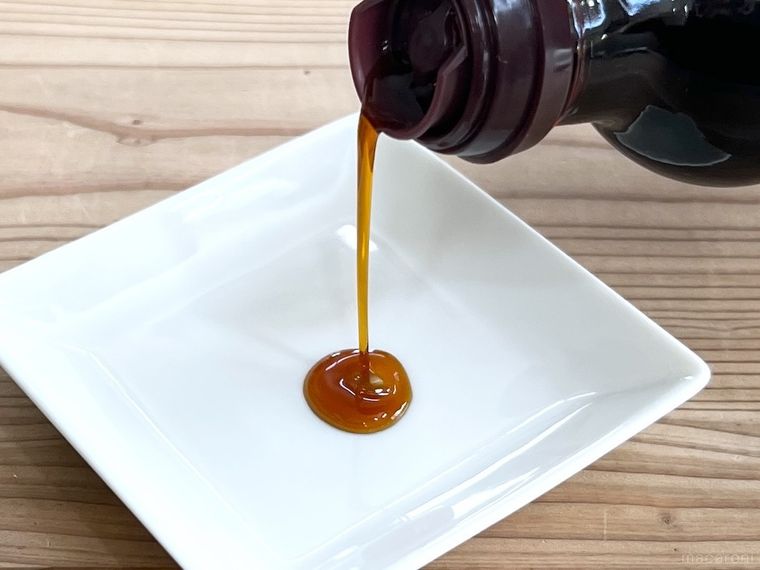 小皿にしょうゆをそそいでいる様子