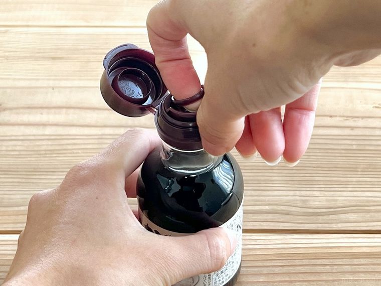しょうゆの瓶を開けている様子