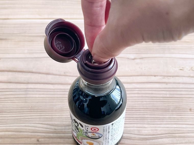 瓶の口に引き手をはめている様子